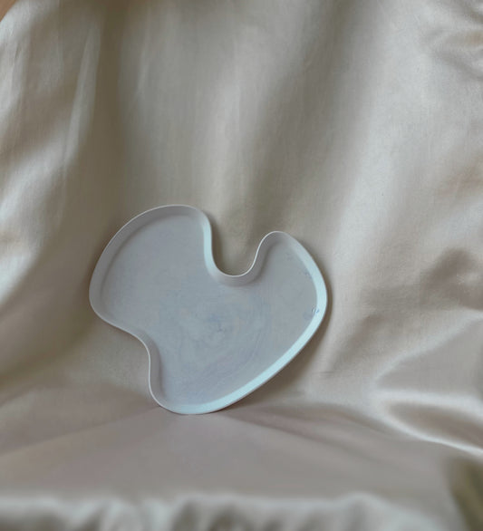 sculpted simplicity – a resin tray with a natural flow